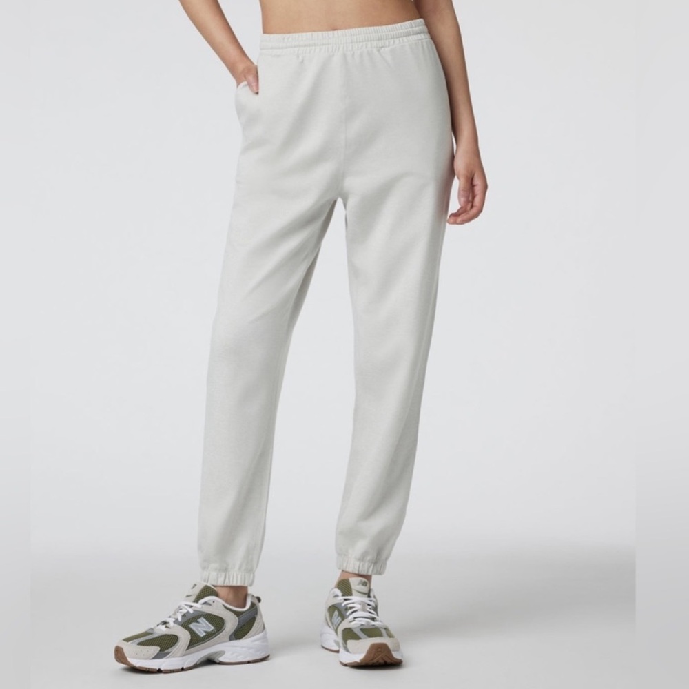 Vuori performance boyfriend jogger in Salt Heather - Picture 4 of 7